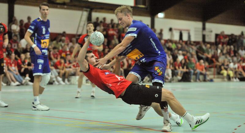 VfL Fredenbeck dominiert das Derby gegen den SV Beckdorf in ausverkaufter Halle Derby zum Saisonauftakt: Fredenbeck schlägt Beckdorf. Die Fans sehen ein faires Spiel.