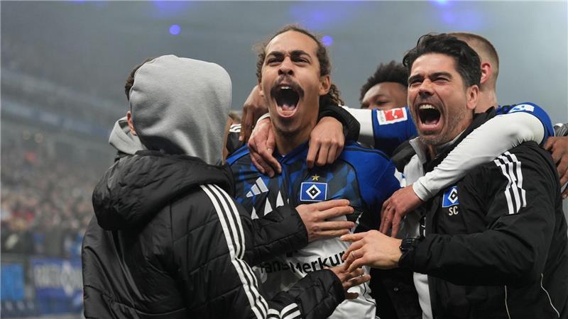 Derbysieger: Yussuf Poulsen und seine Mitspieler des Hamburger SV nach dem 3:2 gegen Werder Bremen.