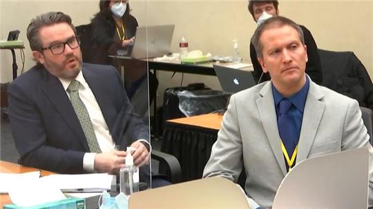 Derek Chauvin (r.) mit seinem Verteidiger Eric Nelson (l.) im April 2021 während eines Gerichtstermins.