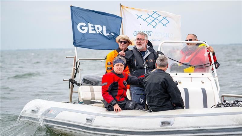 So jagen Taucher Geisternetze am Grund der Nordsee Derk Remmers von Ghost Diving Germany während eines Tauchgangs.