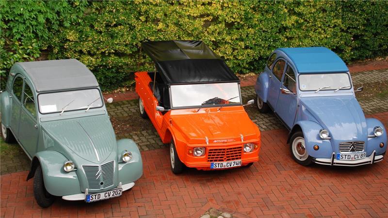 Eine Hommage an ein Kult-Auto: Enten-Treffen in Helmste Derliens Fuhrpark: zwei klassische Enten und in der Mitte das Strand-Auto Méhari.