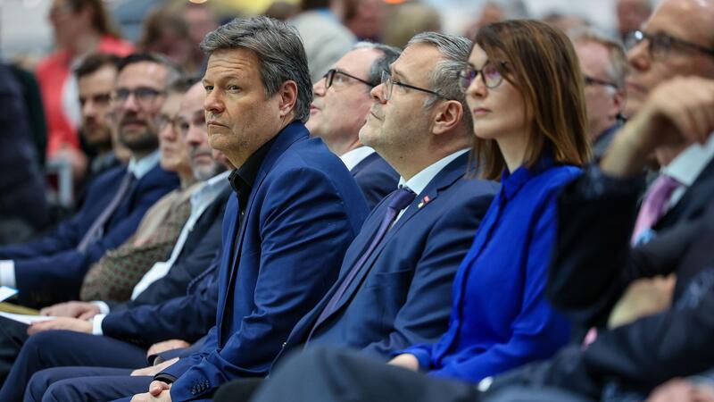 „Dramatisch schlecht“: Regierung senkt Konjunkturprognose Derzeit auf Länder-Tour: Robert Habeck nimmt an einem handwerkspolitischen Forum in Leipzig teil.