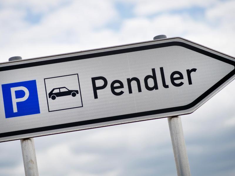 Derzeit beträgt die Pendlepauschael zum 20. Kilometer 30 Cent pro Kilometer, ab dem 21. Kilometer 35 Cent pro Kilometer. Foto: David-Wolfgang Ebener/dpa