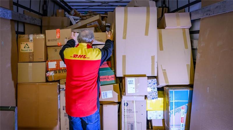 Post-Warnstreiks: Jede zwanzigste Sendung bleibt liegen Derzeit dürften sich die Pakete in so gut wie allen Paketzentren des Logistikers DHL stauen, da es Warnstreiks gibt.