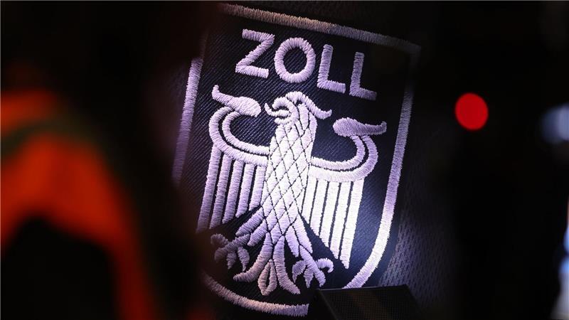 Paketflut und Schwarzarbeit - Zoll soll gestärkt werden Derzeit hat der Zoll rund 49.000 Beschäftigte. Dieses Jahr sollen 1.500 Stellen beim Zoll dazukommen.
