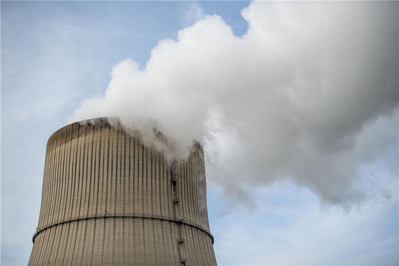 Wind und Sonne vs. Kernkraft - wer produziert mehr Strom? Derzeit laufen in Deutschland nur noch die Kraftwerke Isar 2, Neckarwestheim 2 und Emsland.