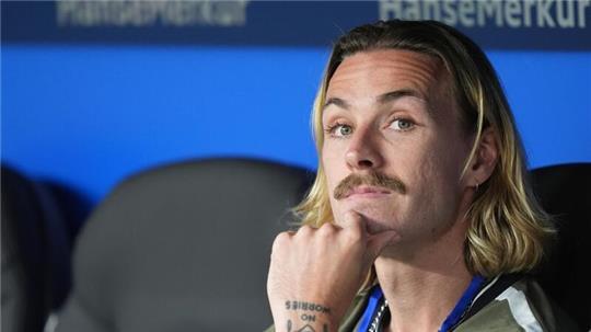 Derzeit nur als Zuschauer bei Spielen seines FC St. Pauli dabei: Kapitän Jackson Irvine.