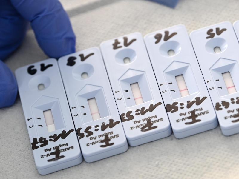 Derzeit sind im Landkreis Stade den offiziellen Angaben zufolge wieder deutlich unter 3000 Menschen positiv auf das Coronavirus getestet worden. Foto: Hendrik Schmidt/dpa-Zentralbild/dpa