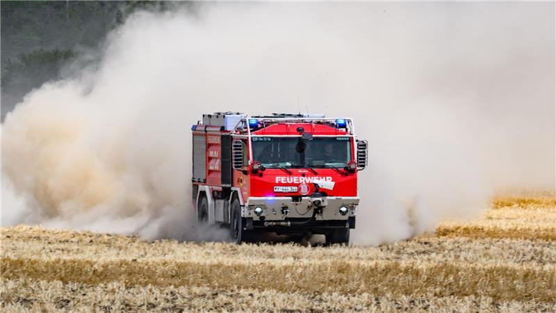 Derzeit versucht die Feuerwehr, ein Übergreifen der Flammen auf einen alten Sprengplatz bei Jacobsthal zu verhindern.