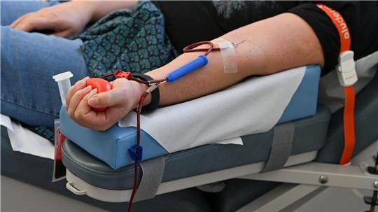 Derzeit werden die Blutkonserven knapp. Grünen-Politiker Janosch Dahmen fordert daher flexiblere Modelle für das Spenden - etwa mit Hilfe von Telemedizin.