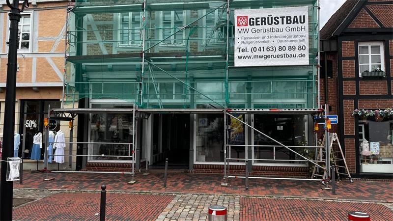 Derzeit wird am Geschäftshaus am Westfleth die Fassade saniert. Rechts zieht TCGBros ein.
