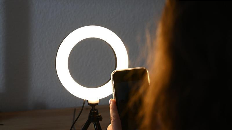 Warum Kinderfotos nicht ins Internet gehören Derzeit wird darüber debattiert, das Mindestalter für Social Media von 13 auf 16 anzuheben, wie die Bundeszentrale für Kinder- und Jugendmedienschutz mitteilt. (Archivbild)