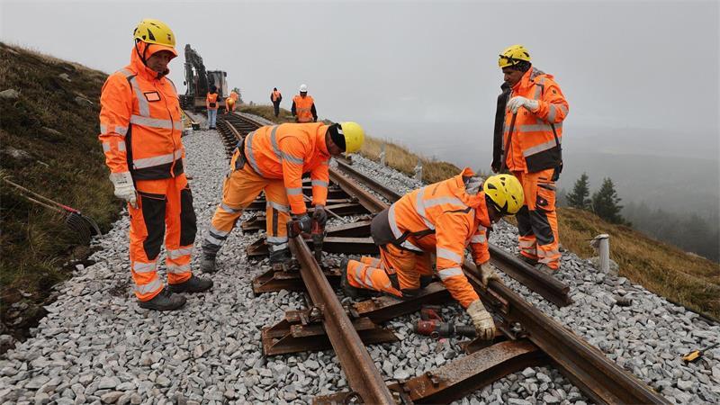 Derzeit wird das Gleisbett eines Streckenabschnittes der Harzer Schmalspurbahnen erneuert.