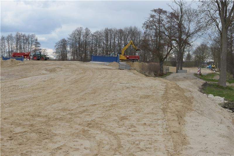 Derzeit wird die Rübker Straße auf die neue Brücke umgelegt. Auch auf dem eigentlichen Zubringer sind Baufahrzeuge und Schlepper für den Sandtransport unterwegs. Foto: Wisser