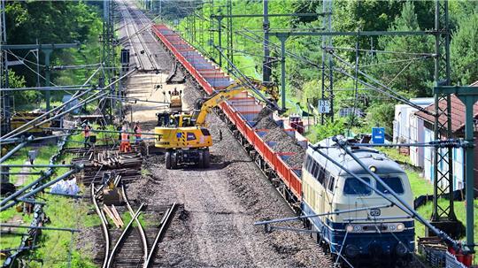 Derzeit wird die Strecke Hamburg-Berlin generalsaniert. Dafür veranschlagt sind neun Monate - inklusive der Inbetriebnahme elektronischer Stellwerke. (Archivbild)