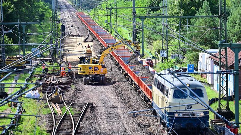 Derzeit wird die Strecke Hamburg-Berlin generalsaniert. Dafür veranschlagt sind neun Monate - inklusive der Inbetriebnahme elektronischer Stellwerke. (Archivbild)