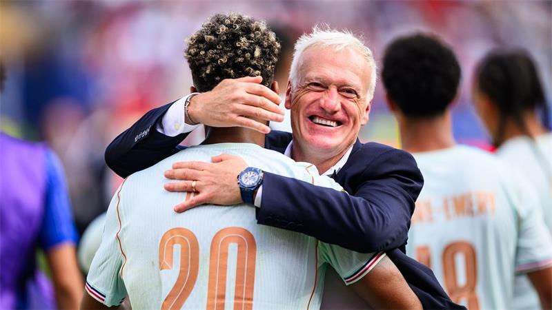 Deschamps herzt Désiré Doué nach dem Halbfinal-Einzug. (Archivbild)