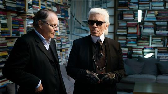 Designer Karl Lagerfeld im Gespräch mit dem Filmemacher Gero von Boehm (links).