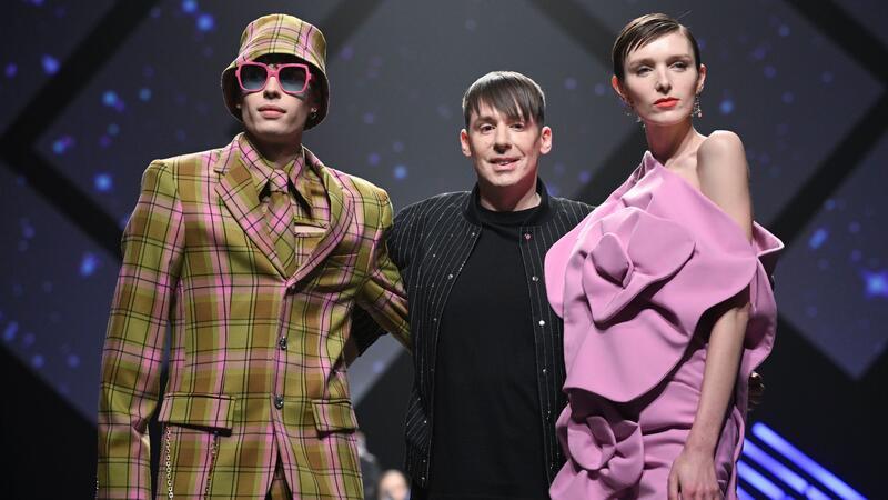 Berlin Fashion Week: Kilian Kerner mit politischer Botschaft Designer Kilian Kerner (Mitte) mit Models bei seiner Show in der Verti Music Hall in Berlin.