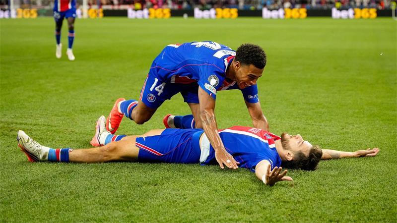 Trotz Doppelrekord von Villa-Teenager: UEFA-Supercup an PSG Desiré Doué jubelt mit dem auf dem Rücken liegenden Torschützen zum 1:0, Chwitscha Kwarazchelia.