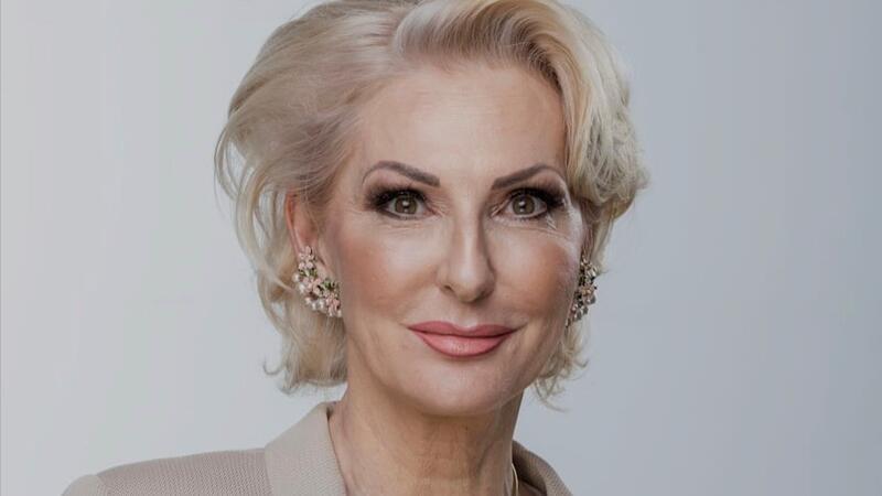 Désirée Nick ist nicht nur bekannt für ihre spitze Zunge, seit 40 Jahren überzeugt sie auf der Bühne mit künstlerischer Vielseitigkeit.