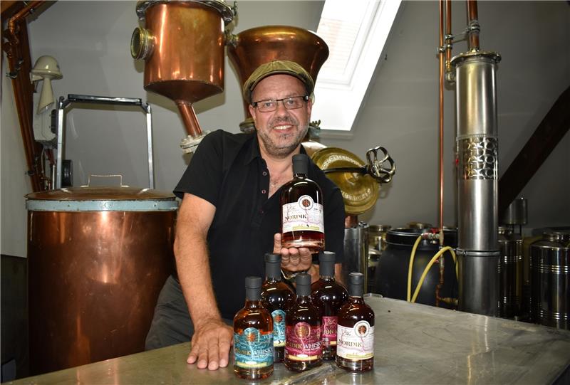 Destillateurmeister Arndt Weßel (Nordik) präsentiert seinen ersten „Elbe Valley-Single-Malt- Whisky, gereift im Salzklima . Foto Vasel