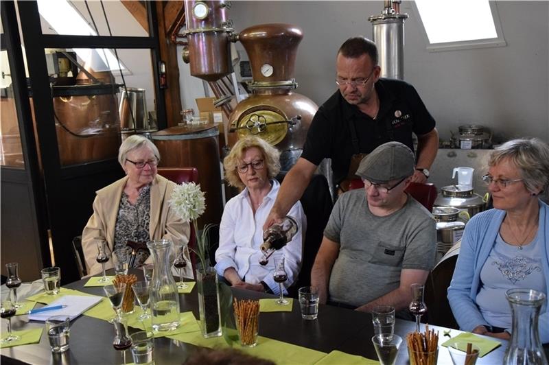 Destillateurmeister Arndt Weßel schenkte den 20 Lesern je vier Proben Schnaps ein. Foto: Battmer