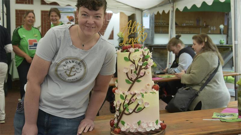 Das große Backen in Borstel: Eine Bienentorte ist die Siegerin Detailverliebt: Anna-Katharina Kleist aus Mittelnkirchen hat eine Woche an ihrem „Blütentraum“ gearbeitet.