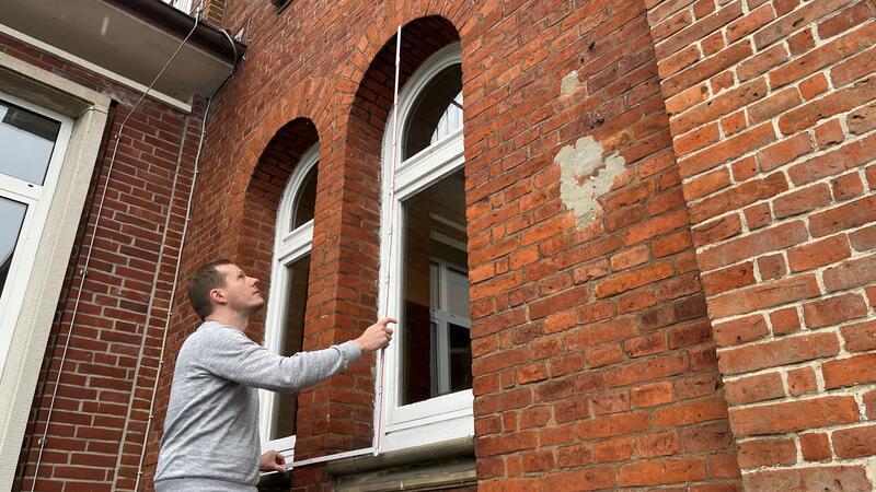 Detektiv der Vergangenheit: Dr. Sebastian Ipach vermisst die Rundbogenfenster des Altbaus.