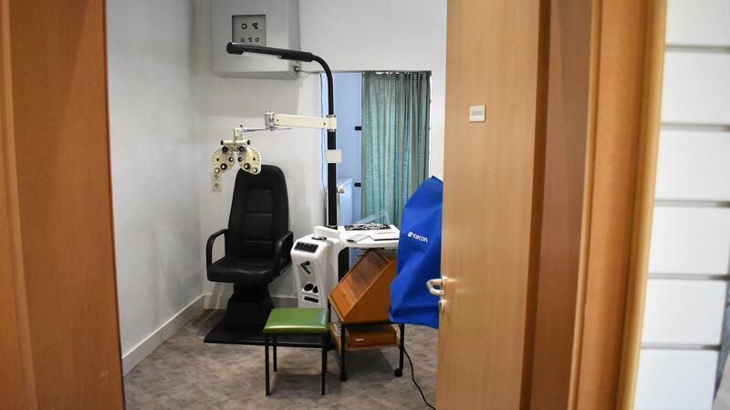 Ein Raum für Sehtests.