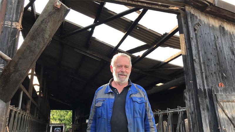 Detlef Ahlf vor dem teilweise abgedeckten Stall.