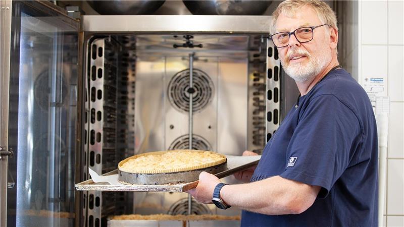 Detlef Grastorff ist Bäcker von Beruf. Klar, dass er die meisten Brote, Brötchen und Kuchen in der Backstube der Koffiestuv selbst backt.