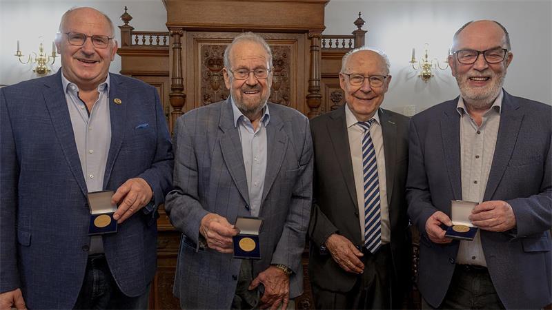 Detlef Maretzki, Rainer Jürgens und Andreas Haack (von links) zeigen ihre Ehrenmedaillen, die ihnen Horst Wartner (Zweiter von rechts) überreicht hat.