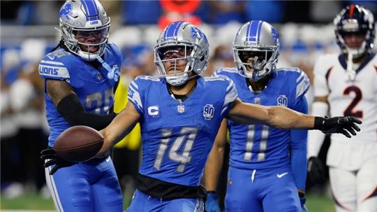 Detroit Lions Wide Receiver Amon-Ra St. Brown (14) kickt den Ball nach seinem Touchdown auf die Tribüne.