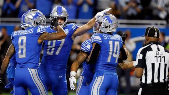Detroits Amon-Ra St.Brown (r) jubelt mit seinen Mitspielern, nachdem er einen Touchdown erzielt hat.