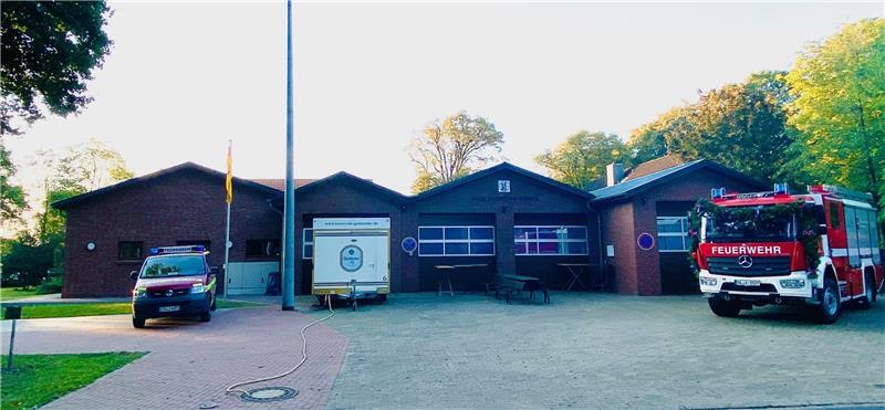 Deutlich größer: Links im Bild der neue Anbau, rechts das neue Katastrophenschutzfahrzeug, das in Burweg stationiert ist.