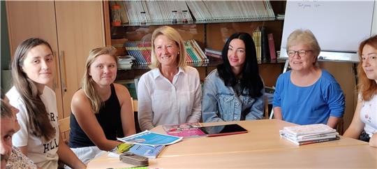 Deutsch-Unterricht im Gemeindehaus in Horneburg: Sibylle von Düring, Natalia Mazur und Doris Michel (Vierte, Dritte und Zweite von rechts) mit ukrainischen Flüchtlingen. Foto: Lohmann