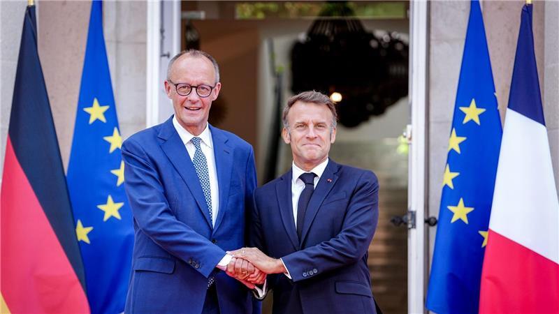 Bilder des Tages Deutsch-französisches Regierungstreffen an der Côte d’Azur: Bundeskanzler Friedrich Merz und Frankreichs Präsident Emmanuel Macron geben sich die Hand.
