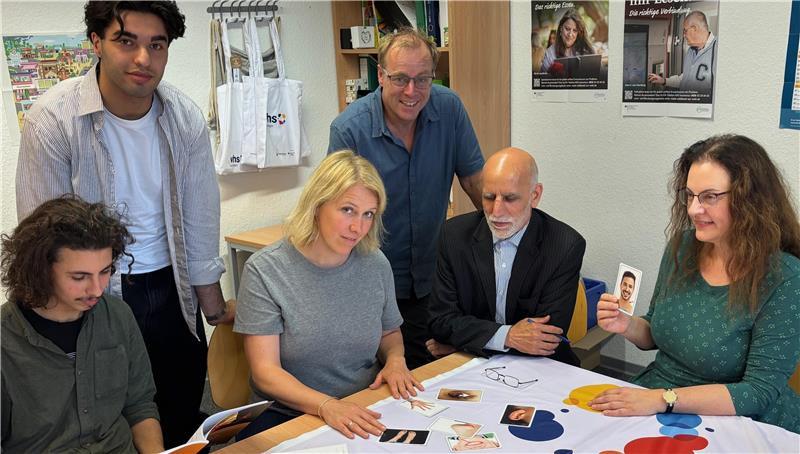Deutsch lesen und schreiben lernen beim VHS-Lerntreff in Buxtehude (von links): Musa, Ahmad, Lernbegleiterin Maike Zill-Lilienthal, VHS-Leiter Dr. Dirk Pohl, Asiel und Programmbereichsleiterin Claudia Lühmann.