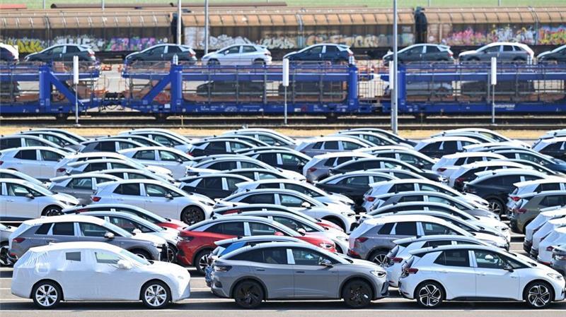 Deutsche Autobauer investieren mittlerweile überwiegend im Ausland. (Archivbild)