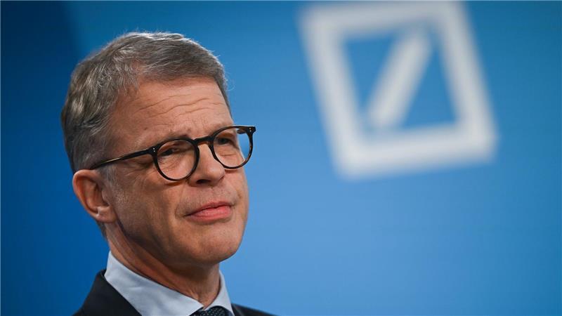 Deutsche-Bank-Chef Sewing kann mit einer Gesamtvergütung von knapp 10,5 Millionen Euro rechnen. (Archivbild)