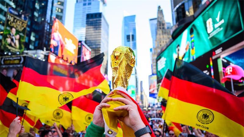 Deutsche Fans auf dem Times Square in New York am Vortag des letzten Gruppenspiels gegen Ecuador.