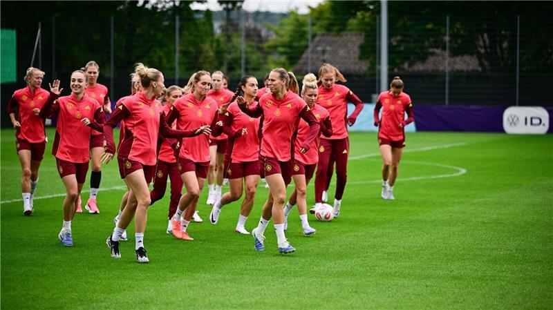 Deutsche Fußballerinnen: Warmlaufen für Weltmeister Spanien.