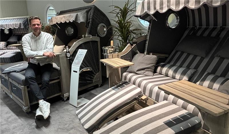 Deutsche Gemütlichkeit: Geschäftsführer Nils Gosebeck in der Ausstellung der Strandkorbmanufaktur Buxtehude.