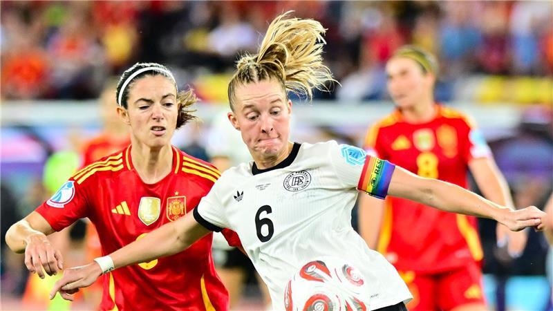 „Einfach nur Enttäuschung“: DFB-Frauen unterliegen Spanien Deutsche Kapitänin gegen Weltfußballerin: Janina Minge (r.) gegen Aitana Bonmatí.