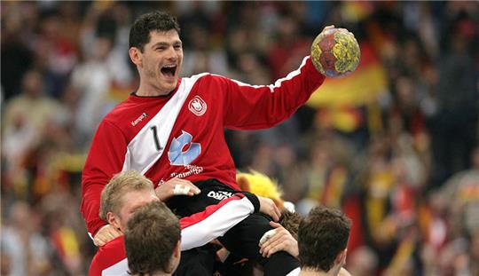Deutsche Spieler tragen den Torhüter Henning Fritz nach dem Einzug ins Finale der Handball-WM 2007 über das Spielfeld. Foto: Oliver Berg/dpa