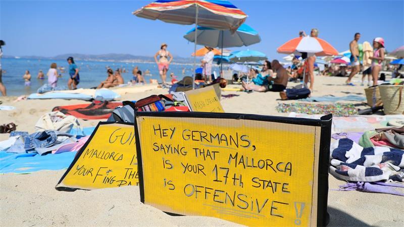 Deutsche Touristen, die sich im Urlaub allzu auftrumpfend benehmen, verursachen mitunter Widerstand - so wie hier auf Mallorca. (Archivbild)