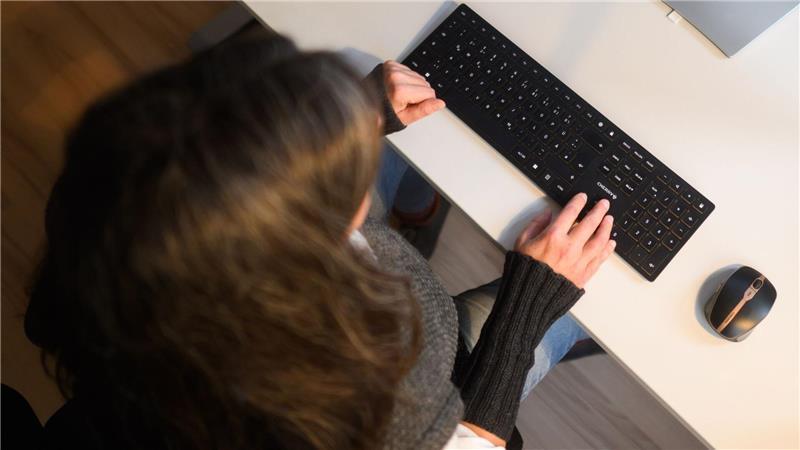 Gesundheitsreport: Nur wenige führen rundum gesundes Leben Deutsche verbringen im Schnitt 10 Stunden am Tag mit Sitzen (Archivbild).