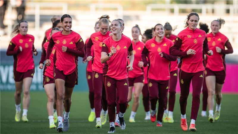 DFB-Frauen gegen Frankreich: Suche nach der 1 und der 10 Deutsches Fußball-Nationalteam beim Training in Düsseldorf.