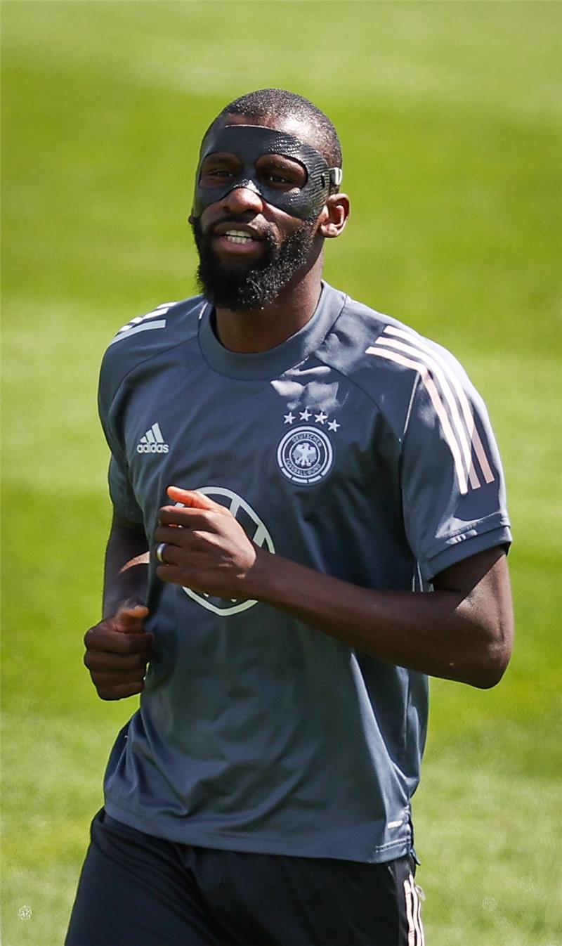 Deutschland Antonio Rüdiger mit Gesichtsschutzmaske beim Aufwärmtraining.. Foto: Christian Charisius/dpa